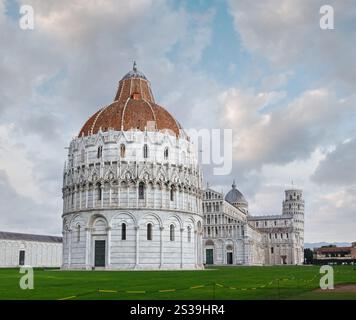 Piazza dei Miracoli (Baptistère des membres Jean (construction 1152-1363), Cathédrale de Pise (construction 1063-XIII) et Tour penchée de Pise (construction 1173-1360)). Tous Banque D'Images