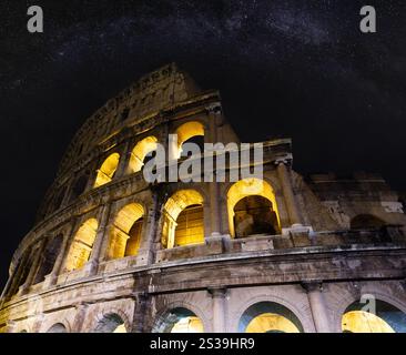 Colisée ruines vue de nuit avec le ciel des étoiles de la voie lactée. Le symbole de la Rome impériale, Italie. Banque D'Images