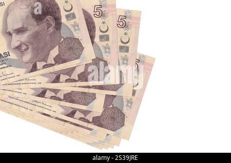 5 billets de lires turques se trouve en petit bouquet ou paquet isolé sur blanc. Maquette avec espace de copie. Concept d'affaires et de change de devises. 5 livres turques Banque D'Images