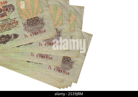 25 billets de roubles russes se trouve dans un petit bouquet ou paquet isolé sur blanc. Maquette avec espace de copie. Concept d'affaires et de change de devises. 25 russe Banque D'Images