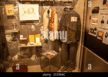 Vilnius, Lituanie - 30 novembre 2024 : vêtements de prisonniers, accessoires exposés dans la prison du KGB en Lituanie. Musée des occupations et de la liberté Figh Banque D'Images