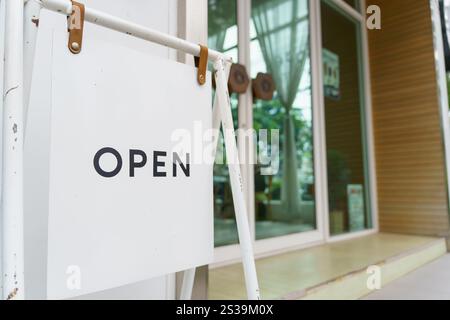 Panneau d'affichage ouvert. Conseil ou début de l'ouverture entrée de bienvenue du café ou restaurant de petite entreprise et de la publicité avec signe ouvert. Banque D'Images