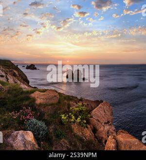 Fleurs de soleil Océan Atlantique littoral magnifique paysage (Arnia, Beach Biskaya, Cantabria, Espagne). Deux coups de croix de l'image. Banque D'Images