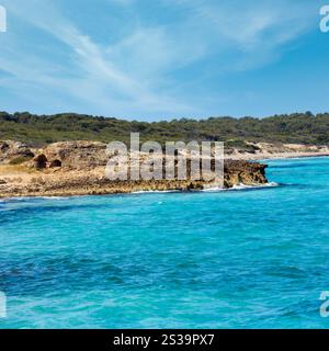 Plage de la mer Ionienne pittoresque Punta della THÉRAPIE de JING près de la ville de Gallipoli dans le Salento, Pouilles, Italie. Banque D'Images