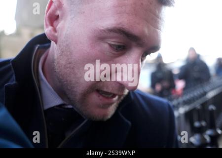 L'ancien capitaine de rugby écossais Stuart Hogg arrive au Sheriff court de Selkirk, pour être condamné après avoir admis avoir maltraité sa femme séparée pendant cinq ans. Date de la photo : jeudi 9 janvier 2025. Banque D'Images