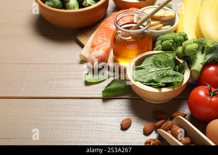 Différents produits riches en mélatonine sur table en bois, gros plan Banque D'Images