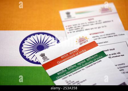 Carte indienne Aadhaar de l'Autorité d'identification unique de l'Inde sur le drapeau indien gros plan Banque D'Images