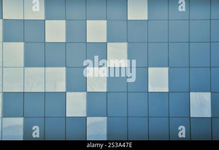 La texture du mur métallique, encadrée sous la forme de carrés colorés de deux couleurs. Conception murale moderne pour l'extérieur du résidentiel et du bureau Banque D'Images