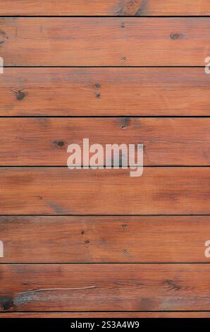 Fond en bois verni de l'extérieur de la cabine. Fond de surface de grain rugueux de planche de grange en bois brun. Fond en bois verni de l'extérieur de la cabine. Banque D'Images