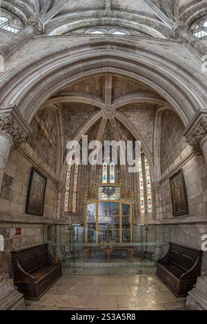 LISBONNE, PORTUGAL - 8 AVRIL 2024 : intérieur de la cathédrale de Lisbonne, également connue sous le nom de cathédrale Sainte-Marie majeure ou Sé de Lisboa. Est le plus ancien CHU Banque D'Images