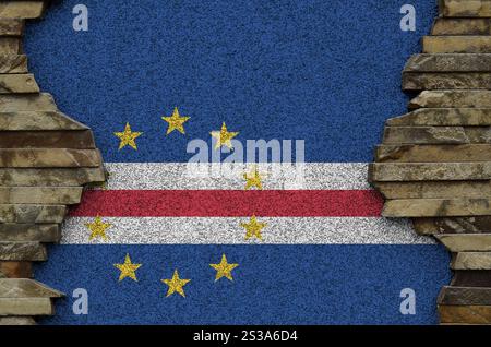 Cabo Verde flag représentés dans des couleurs de peinture sur vieux mur de pierre close up. Bannière texturé sur rock wall background Banque D'Images