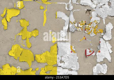 Drapeau de l'État de la Cité du Vatican représenté aux couleurs de peinture sur un vieux mur de béton désordonné obsolète en gros plan. Bannière texturée sur fond brut. Cité du Vatican Banque D'Images