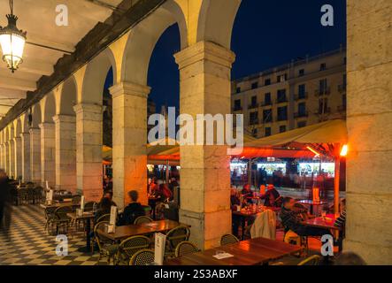 MARCHÉ DE NOËL TROTTOIR CAFÉS PASSAGE VOÛTÉ PLACA DE LA INDEPENDENCIA GIRONA VILLE CATALOGNE ESPAGNE Banque D'Images