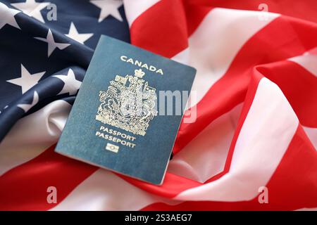 Passeport canadien sur fond de drapeau national des États-Unis gros plan. Tourisme et concept de diplomatie. Passeport canadien sur le drapeau national des États-Unis Banque D'Images