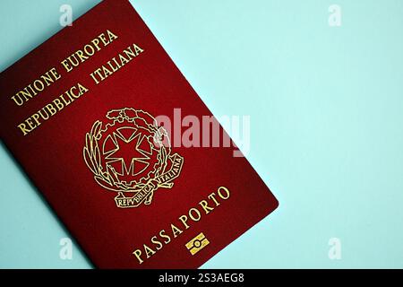 Passeport italien sur fond bleu gros plan. Tourisme et concept de citoyenneté. Passeport italien sur fond bleu gros plan Banque D'Images