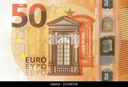 Fragment d'un billet d'argent de cinquante euros. Détails du billet de banque en monnaie de l'union européenne de 50 euros close up. Fragment d'un billet d'argent de cinquante euros. Banque D'Images