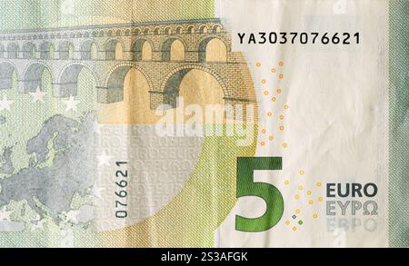 Fragment d'un billet d'argent de cinq euros. Détails colorés du billet de banque en monnaie de l'union européenne de cinq euros gros plan. Fragment d'une monnaie de cinq euros Banque D'Images