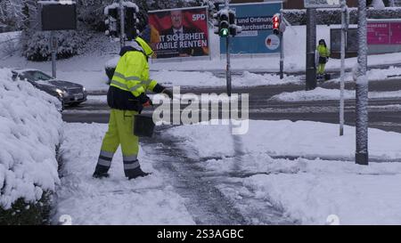 Riesenglück für den Fahrer eines SUV auf der Märkische Straße à Wuppertal. Der schwere Schnee verursacht Schneebruch. Kurz bevor der Fahrer zu seinem auto gelangte, krachte ein Baum auf sein auto, durchbohrte die Frontscheibe und blieb zentimetertief im Fahrersitz stecken. Eine person auf dem Fahrersitz hätte das Unglück wohl kaum überlebt. Tief Charly bringt den Winter ins Wuppertal. über Nacht sind bis zu 10 cm Neuschnee gefallen. für das Rheinland reichte es nur für eine dünne Schneedecke, einige Höhenmeter weiter oben sind hingegen mehrere Zentimeter Neuschnee gefallen. Dans l'entrepôt de Wuppertal Banque D'Images