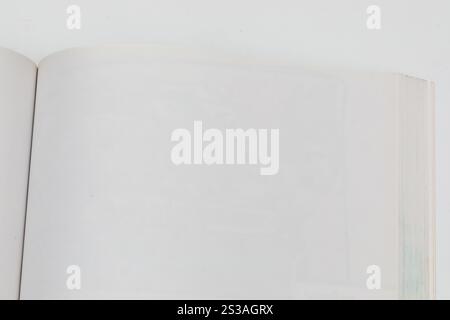 Livre ouvert avec des pages vierges sur fond blanc - photo stock minimaliste Banque D'Images