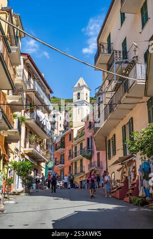 Touristes sur la via Antonio Discovolo dans le pittoresque village de pêcheurs de Manarola dans le parc national des Cinque Terre dans la région Ligurie du nord-ouest de l'Italie Banque D'Images