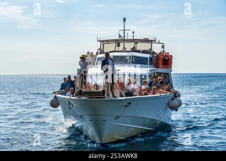 Ferry de passagers arrivant au port de Manarola dans le parc national des Cinque Terre dans la région Ligurie du nord-ouest de l'Italie Banque D'Images