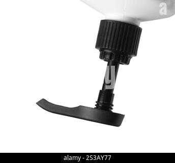 Liquide ambré dans la bouteille de pompe isolé sur fond blanc. Liquide ambré dans le flacon pompe isolé Banque D'Images