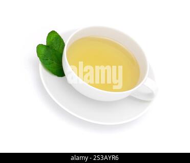 Tasse de thé et de menthe isolé sur fond blanc. Tasse de thé et menthe isolé Banque D'Images
