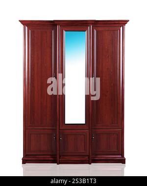 armoire en bois vintage isolée sur fond blanc. armoire en bois vintage sur un fond blanc Banque D'Images