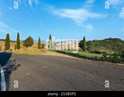 Vue sur la campagne d'été de Montepulciano, village médiéval italien Val d'Orcia Paysages culturels de l'UNESCO, la province de Sienne, Toscane, JE Banque D'Images