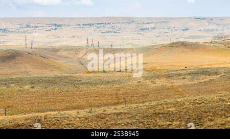 Vue panoramique sur les collines d'herbe brûlées par le soleil de la vallée d'Ararat, Arménie, depuis la forteresse d'Erebuni dans la ville d'Erevan le jour ensoleillé d'été Banque D'Images