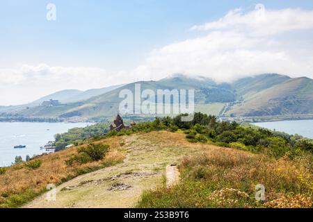 Vue de la péninsule de Sevan près du monastère de Sevanavank Sevan, Arménie par jour ensoleillé d'été Banque D'Images