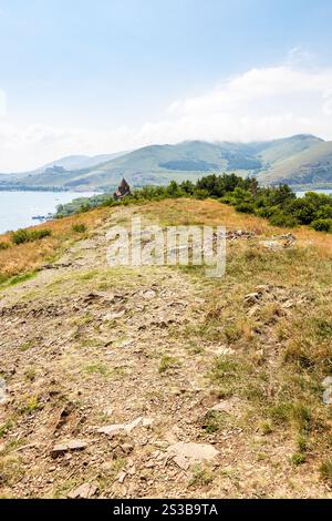 La péninsule de Sevan près du monastère de Sevanavank Sevan, Arménie par jour ensoleillé d'été Banque D'Images