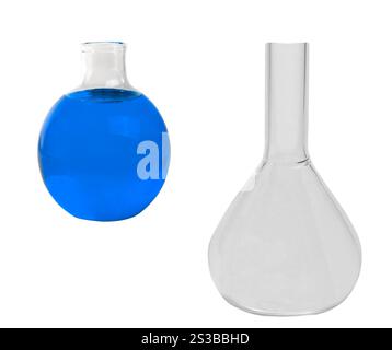 Flacons de laboratoire chimique avec liquide rouge isolés sur fond blanc. Flacons de laboratoire chimique avec liquide rouge isolé Banque D'Images