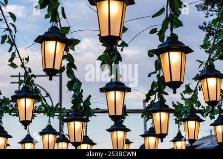 Beaucoup de lampadaires électriques sous le ciel nuageux bleu foncé au crépuscule de l'été dans la ville de Gyumri, Arménie dans la soirée Banque D'Images