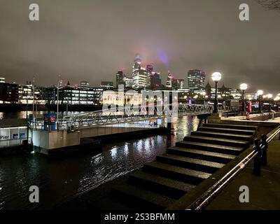 Vue sur la ville de Londres la nuit, y compris le bâtiment Walkie Talkie, Bankside Pier et les marches menant à la rivière. Personne. Nuit brumeuse Banque D'Images
