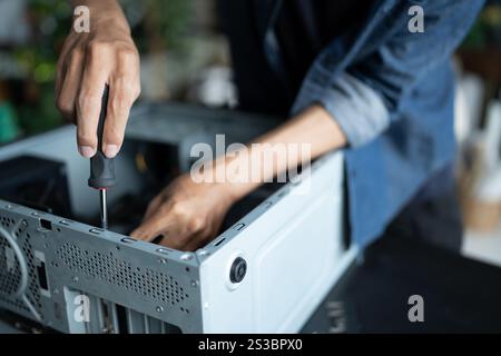Ingénieur INFORMATIQUE installant matériel développement d'équipement ingénieur installation maintenance ordinateur carte mère entreprise de technologie d'atelier de réparation électronique. Banque D'Images