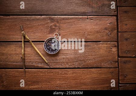 Dessin vintage et boussole de navigation sur une planche de bois rustique Banque D'Images