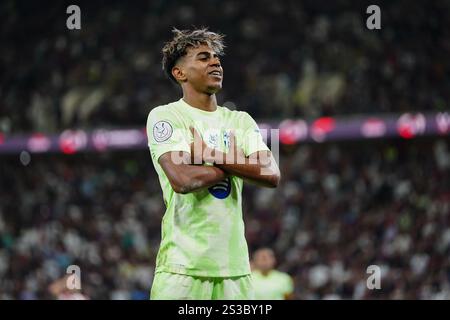 Lamine Yamal du FC Barcelone célèbre avoir marqué le deuxième but de son équipe lors de la demi-finale de la Super Coupe d'Espagne entre le FC Barcelone et l'Athletic Bilbao au King Abdullah Sports City. (Photo Ismael Adnan / SOPA images/SIPA USA) Banque D'Images