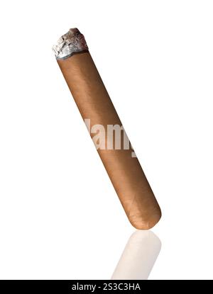 Cigare de la havane fumant isolé sur fond blanc. Cigare fumant de la havane isolé Banque D'Images