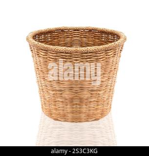 Panier en osier vide isolé sur blanc. Vider le panier en osier Banque D'Images