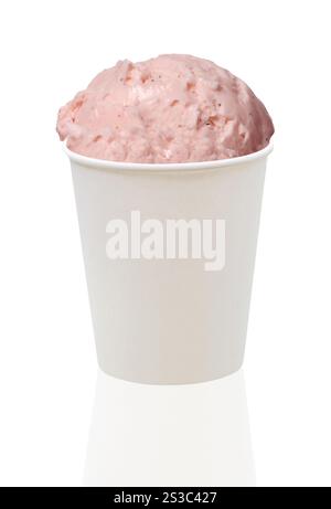 Cuillère à crème glacée à la vanille dans une tasse en papier isolée sur fond blanc. Cuillère à crème glacée à la vanille dans une tasse en papier Banque D'Images