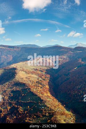 Carpates automne Paysage aux arbres multicolores et village périphérie sur pente (vue de Kiev, Ukraine, Transcarpatie). Banque D'Images