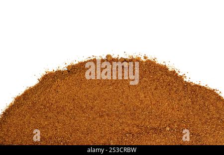Pile de sucre de palme de coco isolé sur un fond blanc. Sucre de sève de coco ou fleur de coco. Sucre de palme de coco comme saupoudrer pour les gâteaux et les tartes. Banque D'Images