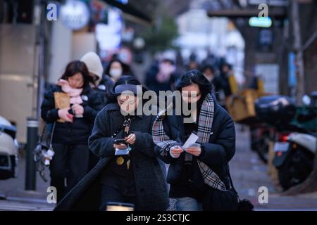 Séoul, Corée du Sud. 9 janvier 2025. Des gens marchent dans une rue à Séoul, Corée du Sud, 9 janvier 2025. La Corée du Sud a connu une chute brutale de la température, la température la plus basse à Séoul atteignant moins 17 degrés Celsius. Crédit : Park Jintaek/Xinhua/Alamy Live News Banque D'Images