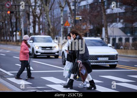 Séoul, Corée du Sud. 9 janvier 2025. Des gens marchent dans une rue à Séoul, Corée du Sud, 9 janvier 2025. La Corée du Sud a connu une chute brutale de la température, la température la plus basse à Séoul atteignant moins 17 degrés Celsius. Crédit : Park Jintaek/Xinhua/Alamy Live News Banque D'Images