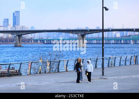 Séoul, Corée du Sud. 9 janvier 2025. Des gens marchent dans une rue à Séoul, Corée du Sud, 9 janvier 2025. La Corée du Sud a connu une chute brutale de la température, la température la plus basse à Séoul atteignant moins 17 degrés Celsius. Crédit : Park Jintaek/Xinhua/Alamy Live News Banque D'Images
