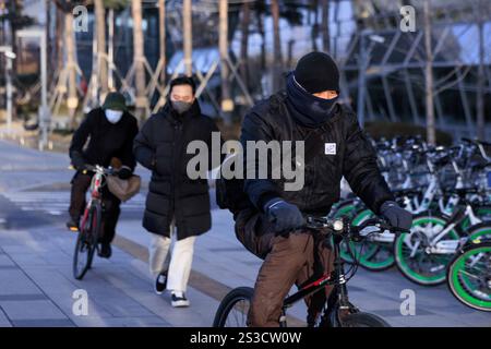 Séoul, Corée du Sud. 9 janvier 2025. Des gens portant des vêtements épais sont photographiés dans une rue à Séoul, Corée du Sud, le 9 janvier 2025. La Corée du Sud a connu une chute brutale de la température, la température la plus basse à Séoul atteignant moins 17 degrés Celsius. Crédit : Park Jintaek/Xinhua/Alamy Live News Banque D'Images
