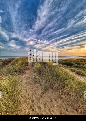 Coucher de soleil sur la plage de Camber Sands, Kent. Banque D'Images