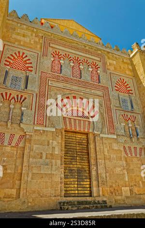 Détail du mur extérieur de la Mezquita-Catedral de Córdoba ou mosquée-cathédrale de Córdoba, à l'origine une mosquée islamique, dans la province de Cordoue, en Espagne. Banque D'Images
