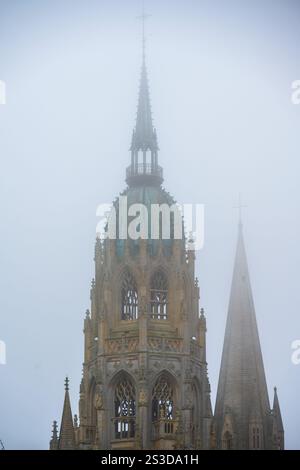 Cathédrale de Bayeux Tour centrale dans le brouillard, Normandie, France Banque D'Images